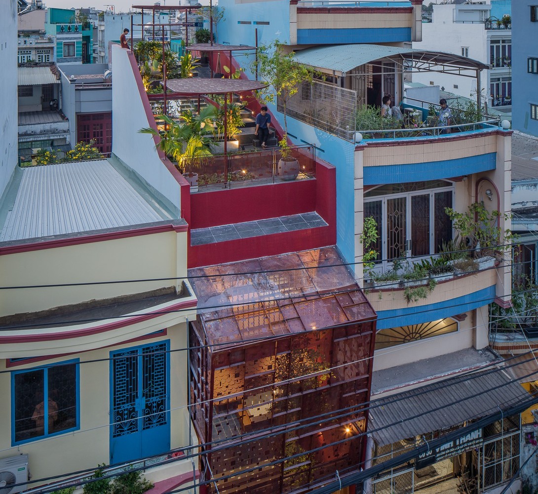 h&igrave;nh ảnh to&agrave;n cảnh ng&ocirc;i nh&agrave; nh&igrave;n từ tr&ecirc;n cao với m&agrave;u đỏ gạch ấm &aacute;p