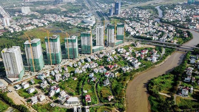 hình ảnh một góc thành phố nhìn từ trên cao với những tòa nhà cao tầng đang xây dựng dở dang
