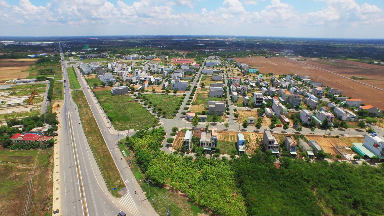 đất nền, đường đi và nhà ở nhìn từ trên cao, phía xa có nhiều cây cối
