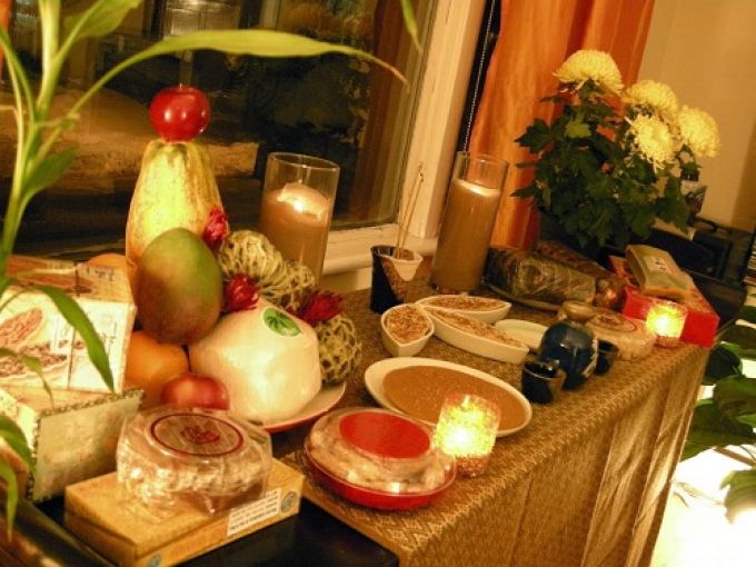 hình ảnh mâm lễ cúng nhập trạch với nến, hoa quả, bánh trái