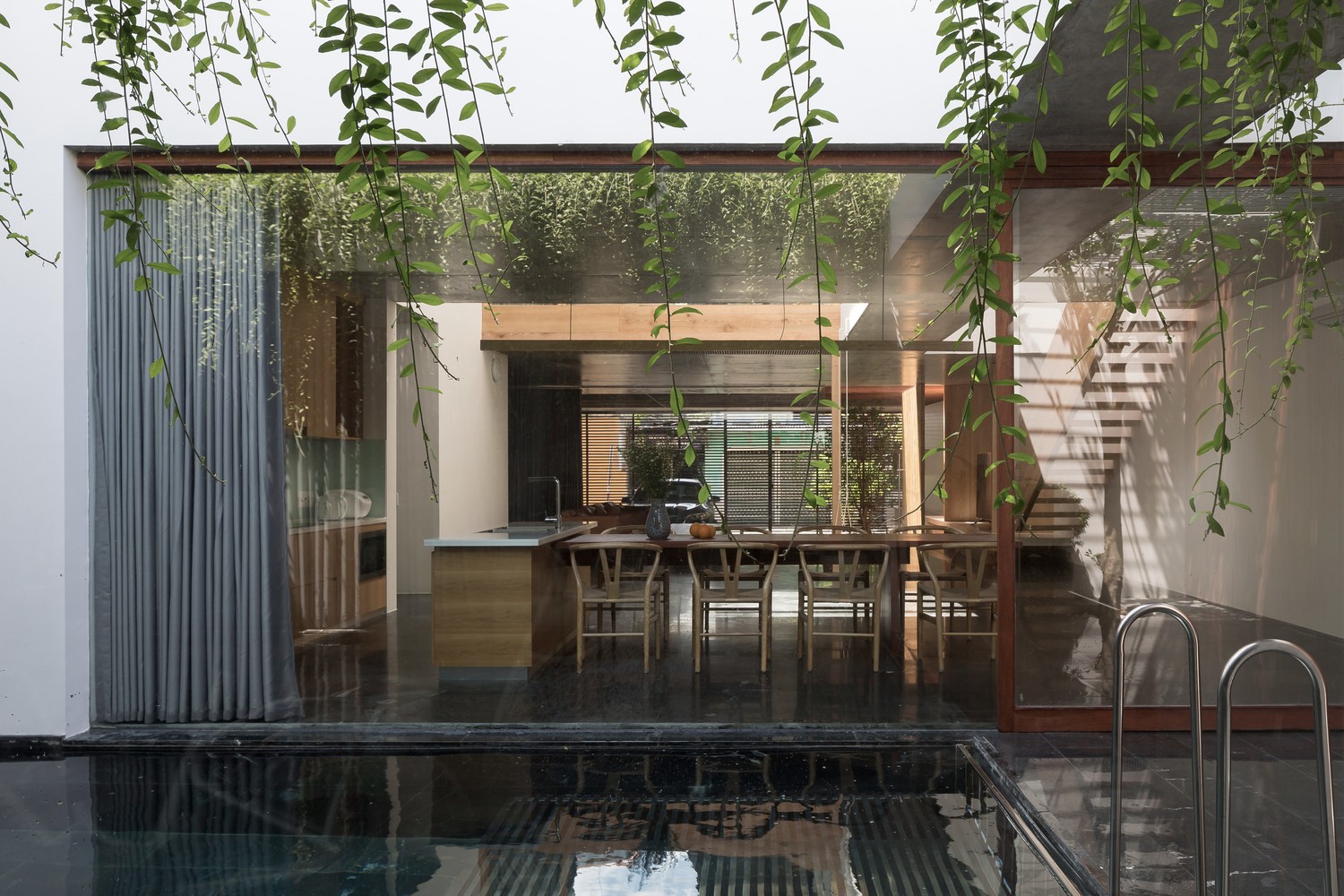Hồ nước, cây xanh, giếng trời tạo khoảng đệm cần thiết cho ngôi nhà. Nhờ đó, các phòng luôn thông thoáng, tận dụng được tối đa ánh sáng tự nhiên.