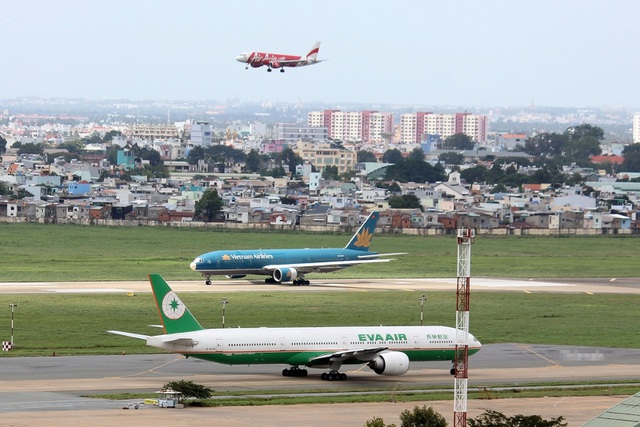 sân bay có nhiều nhà ở phía xa