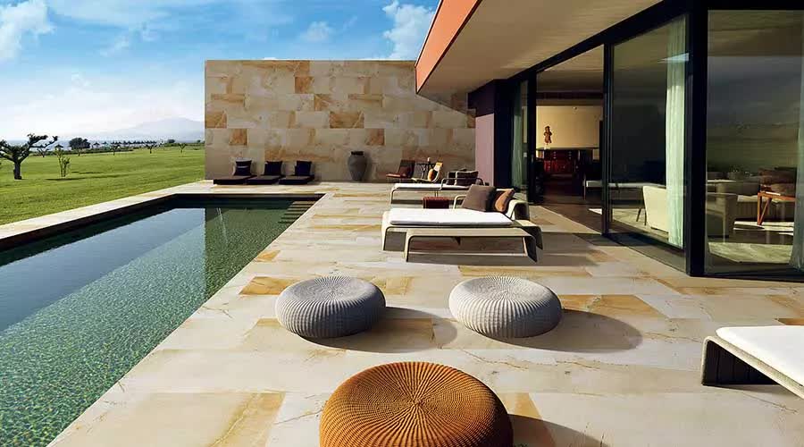 h&igrave;nh ảnh hồ bơi ngo&agrave;i trời với tường v&agrave; s&agrave;n ốp gạch sứ m&agrave;u be