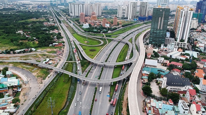hình ảnh một góc TP.HCM nhìn từ trên cao với đường sá rộng rãi, các tòa nhà cao tầng, cây xanh xen kẽ