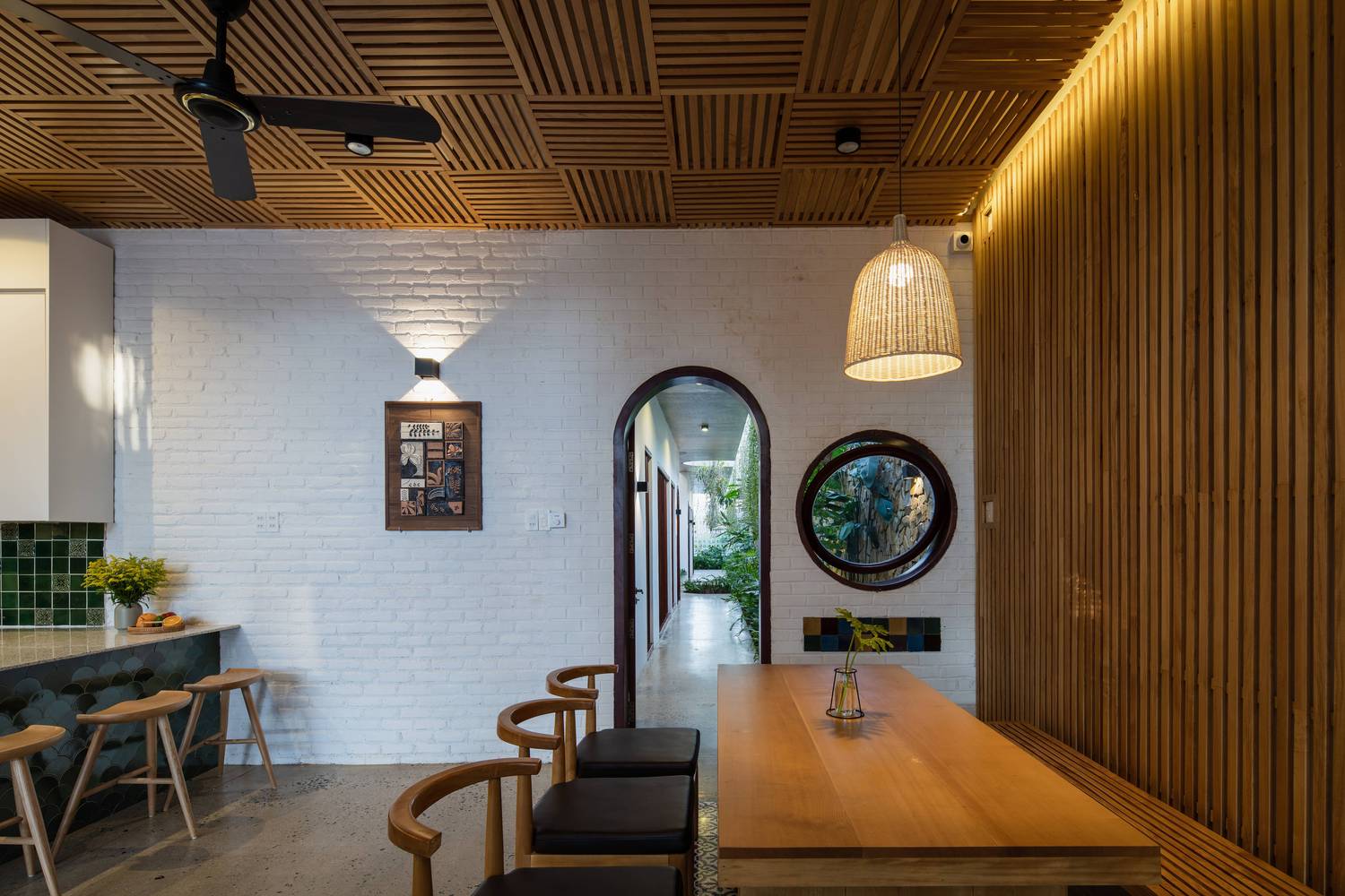 Đối diện với quầy bar mini trong bếp là không gian ăn uống cho cả gia đình.