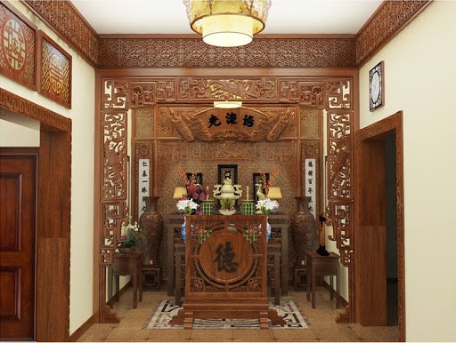 Phòng thờ tôn nghiêm với nội thất gỗ chủ đạo tạo cảm giác ấm áp.