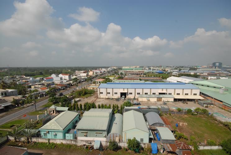 khu công nghiệp, nhà ở nằm cạnh đường lớn