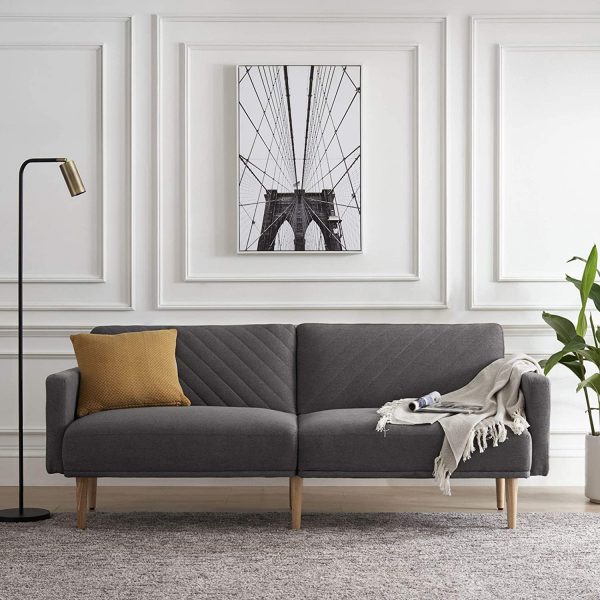 hình ảnh ghế sofa nhỏ màu xám, gối tựa màu vàng nổi bật