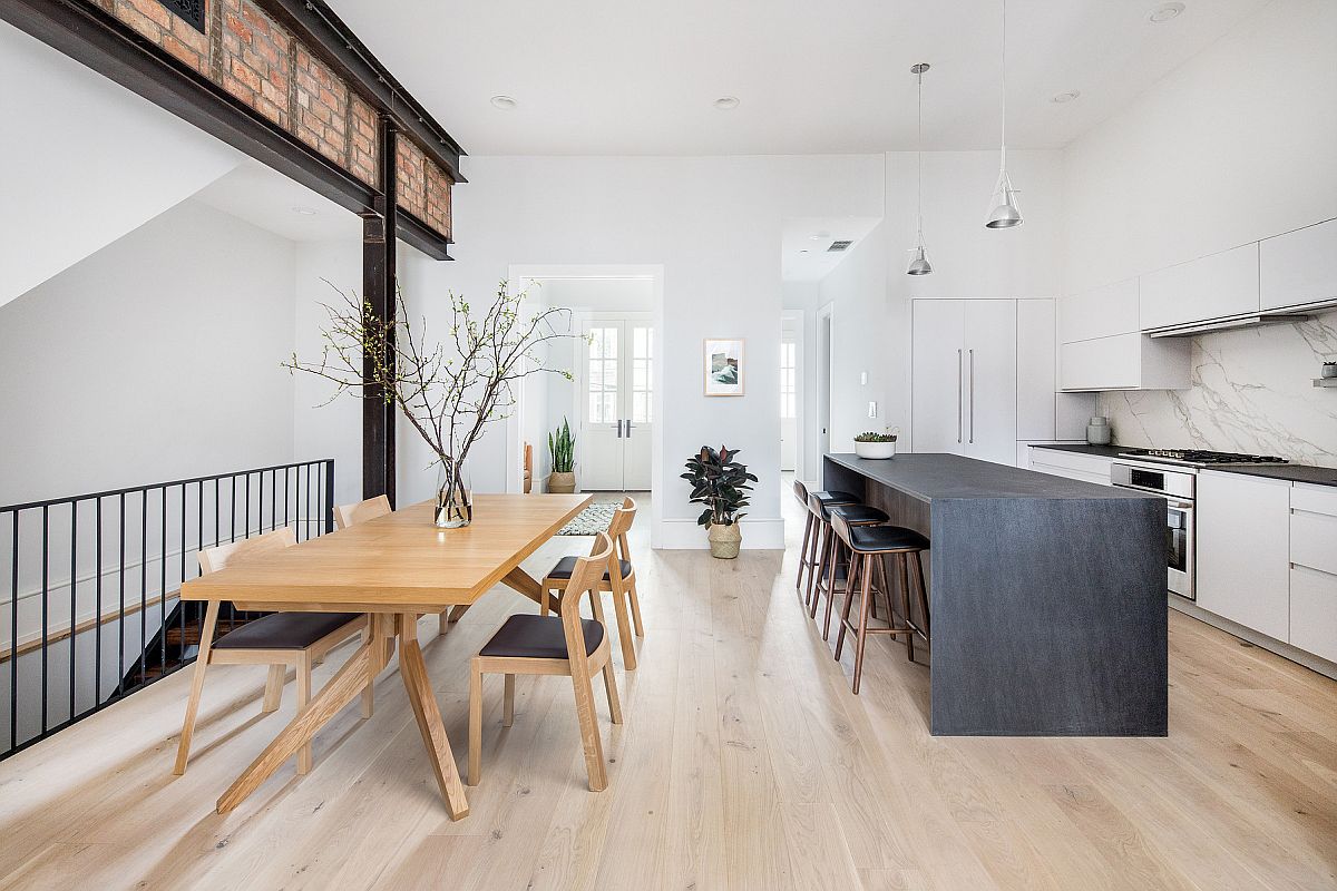 Khu vực ăn uống và nhà bếp theo phong cách Scandinavian hiện đại giống như một phần mở rộng của nhau, phân tách bởi màu sắc nội thất.