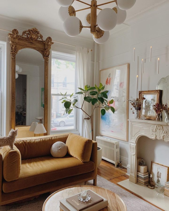 hình ảnh góc phòng khách với ghế sofa màu vàng nhẹ nhàng