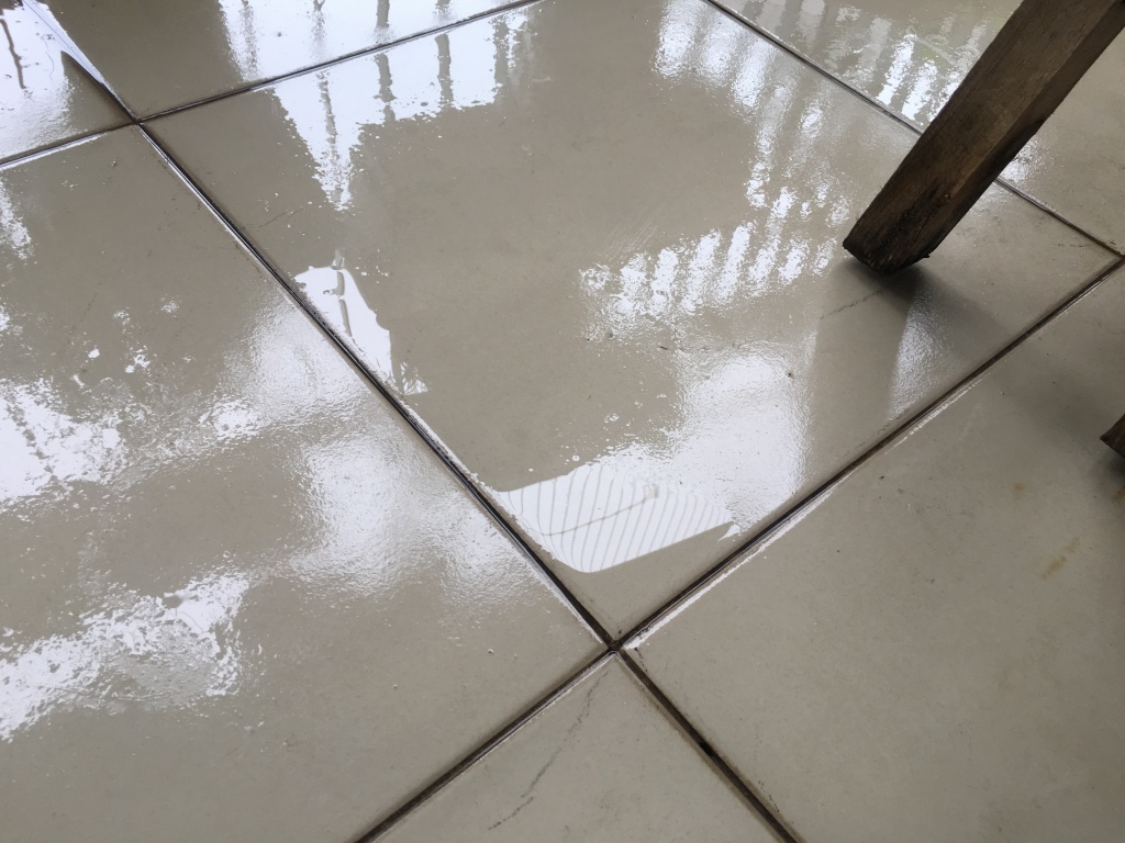 Nền nhà ẩm ướt khi trời nồm Nền nhà ẩm ướt khi trời nồm