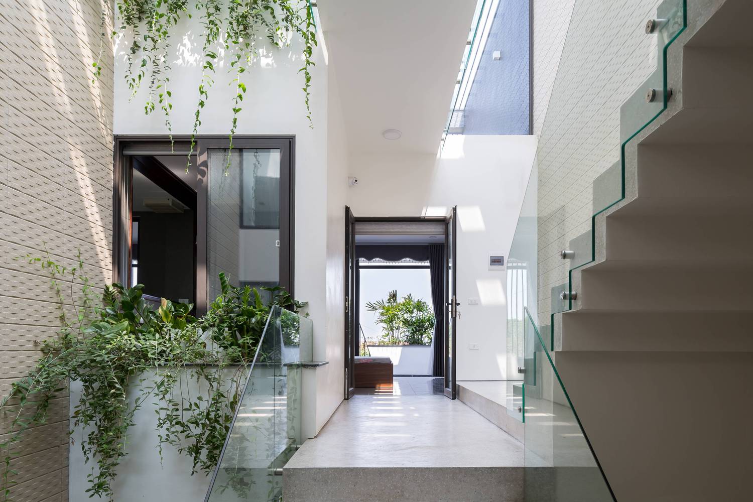 bồn hoa cạnh wc
