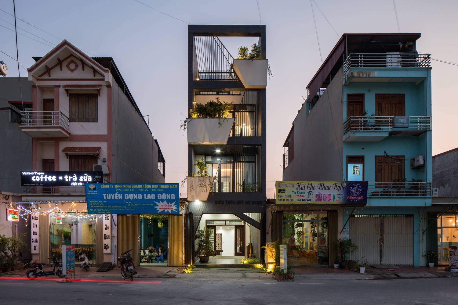 nhà ống vào buổi tối