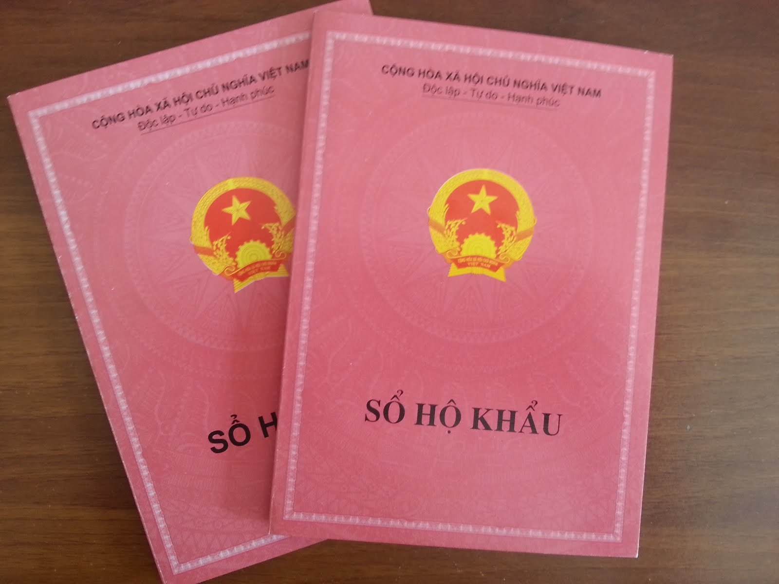 hình ảnh cận cảnh hai sổ hộ khẩu màu đỏ