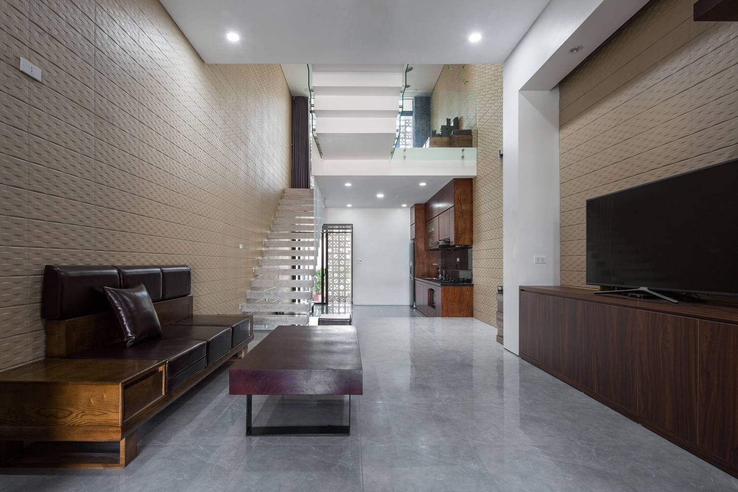 phòng khách nhà ống với thiết kế đơn giản, bàn trà gỗ, sofa gỗ màu nâu trung tính