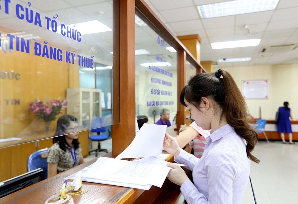 người dân đi nộp thuế