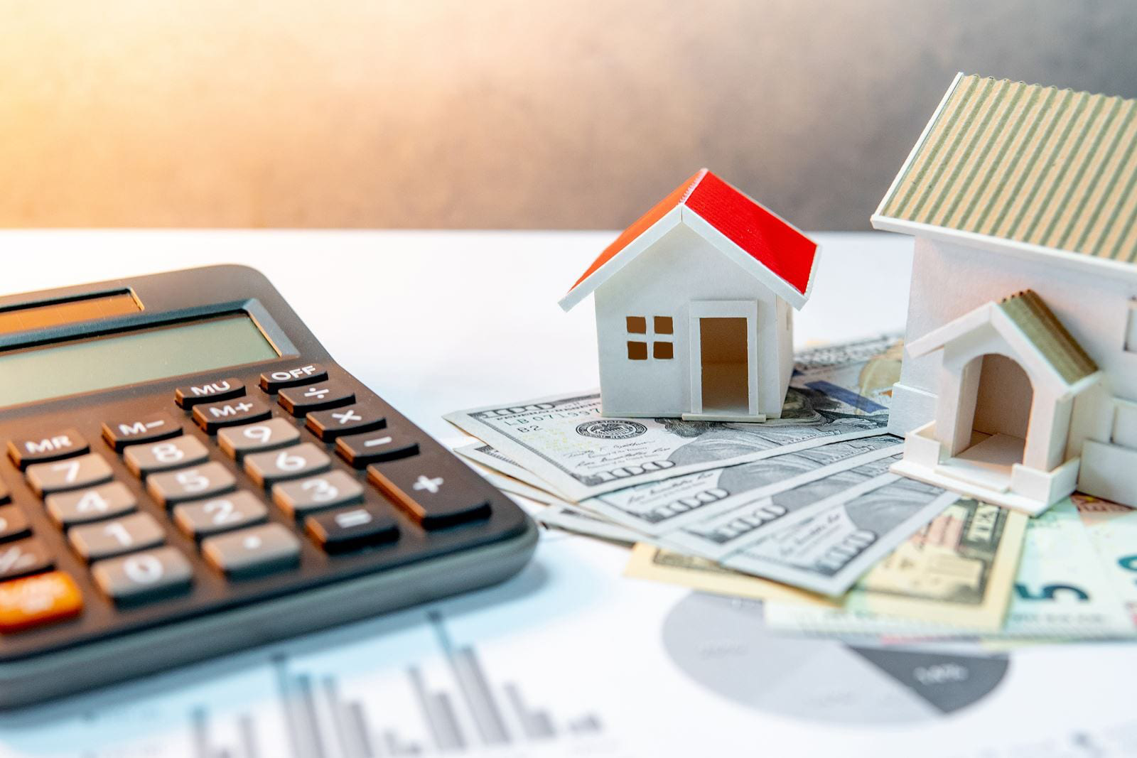 h&igrave;nh ảnh m&ocirc; h&igrave;nh ng&ocirc;i nh&agrave; ng&oacute;i đỏ, m&aacute;y t&iacute;nh cầm tay, tiền minh họa cho l&atilde;i suất vay mua nh&agrave; th&aacute;ng 3/2021