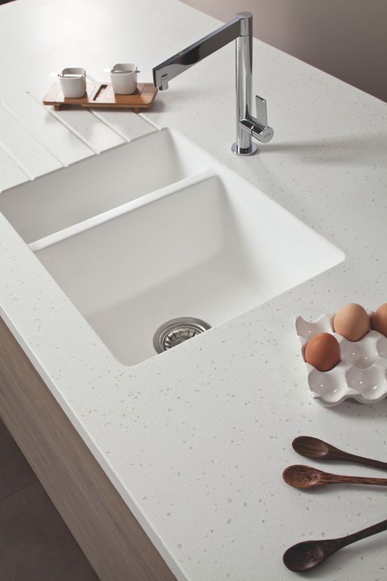 Bồn rửa chén bằng chất liệu acrylic hiện đại, sang trọng, thìa gỗ