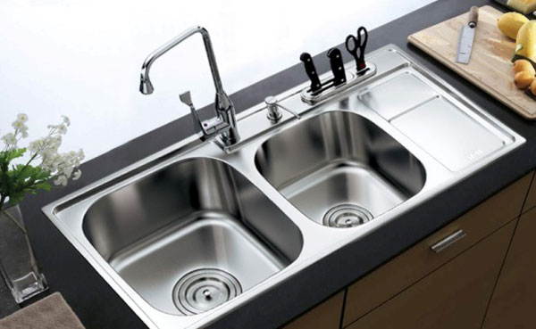 Mẫu bồn rửa chén hai hố chậu bằng inox sáng bóng.