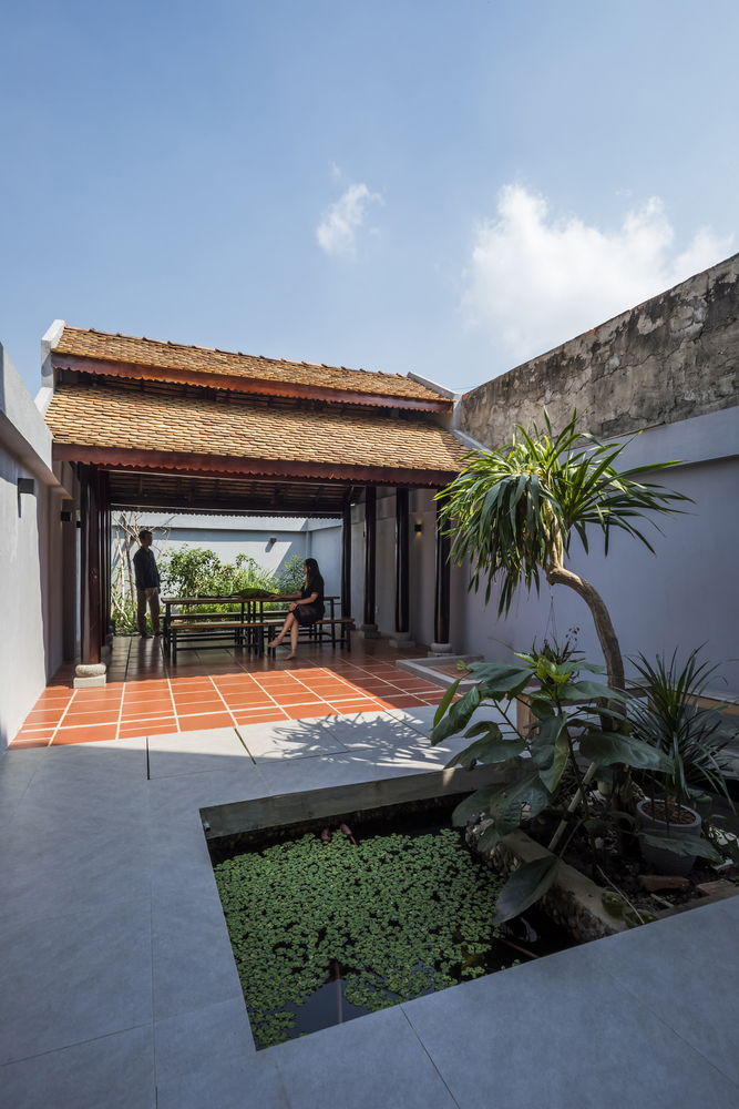 Những m&aacute;i hi&ecirc;n "c&uacute;i" xuống, bao bọc kh&ocirc;ng gian b&ecirc;n dưới, tạo cảm gi&aacute;c ấm &aacute;p, an to&agrave;n nhưng vẫn rất tho&aacute;ng v&agrave; linh hoạt.
