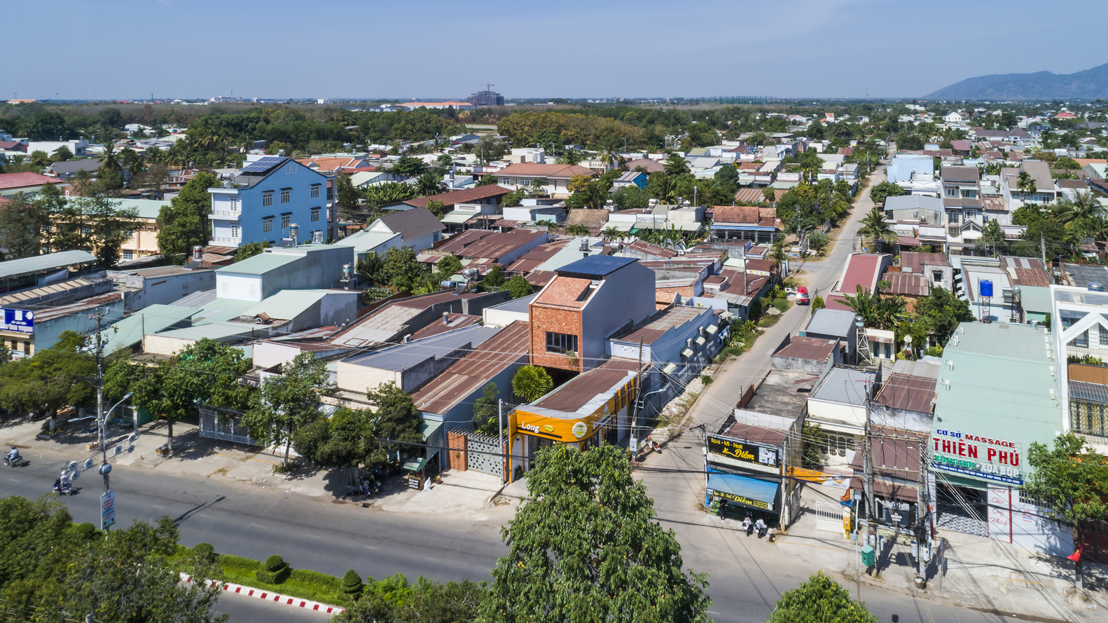 Ng&ocirc;i nh&agrave; nổi bật so với c&aacute;c c&ocirc;ng tr&igrave;nh xung quanh bởi lớp ng&oacute;i vảy c&aacute; độc đ&aacute;o, m&agrave;u sắc bắt mắt.