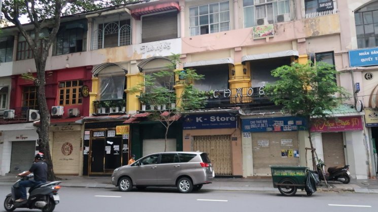 D&atilde;y nh&agrave; mặt phố b&ecirc;n đường.