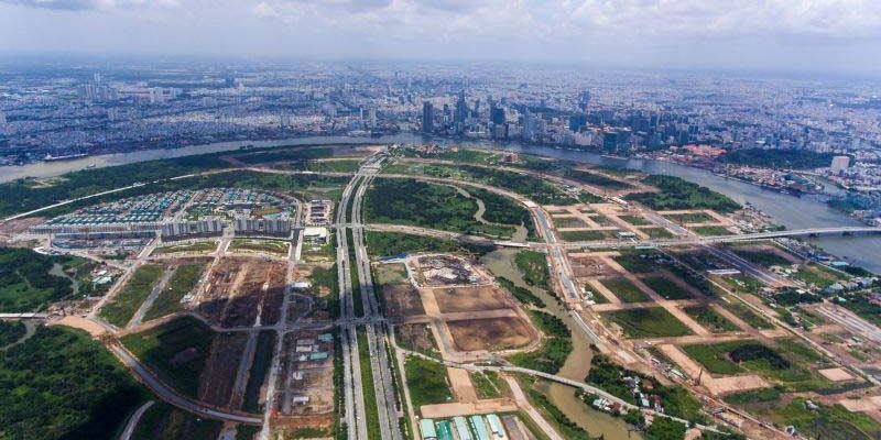 th&agrave;nh phố c&oacute; s&ocirc;ng bao quanh nh&igrave;n từ tr&ecirc;n cao