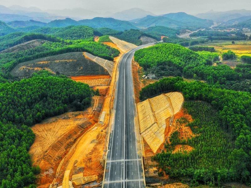 cao tốc đi qua khu vực rừng n&uacute;i nhiều c&acirc;y xanh