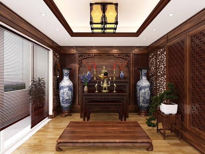 phòng thờ đẹp với hai lọ lục bình lớn đối xứng hai bên, nội thất gỗ chạm khắc tinh xảo