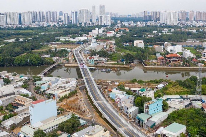 th&agrave;nh phố nh&igrave;n từ tr&ecirc;n cao, c&oacute; nhiều c&acirc;y xanh, nh&agrave; ở v&agrave; đường x&aacute;