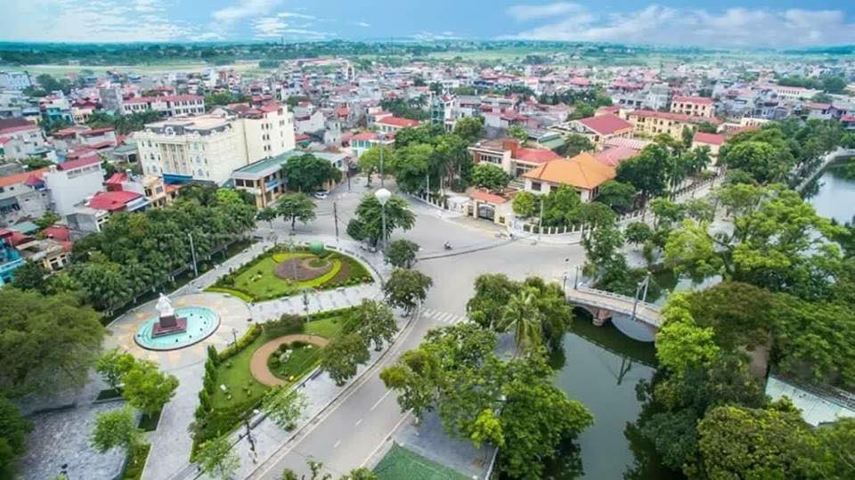 rất nhiều nh&agrave; ở xen lẫn c&acirc;y xanh, hồ nước