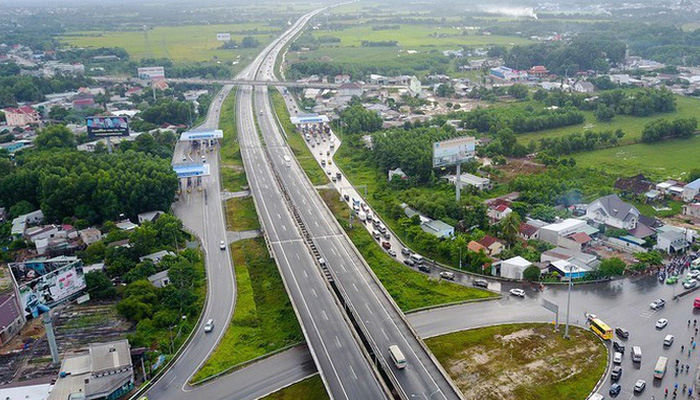 tuyến cao tốc d&agrave;i, hai b&ecirc;n c&oacute; nhiều nh&agrave; v&agrave; c&acirc;y cối