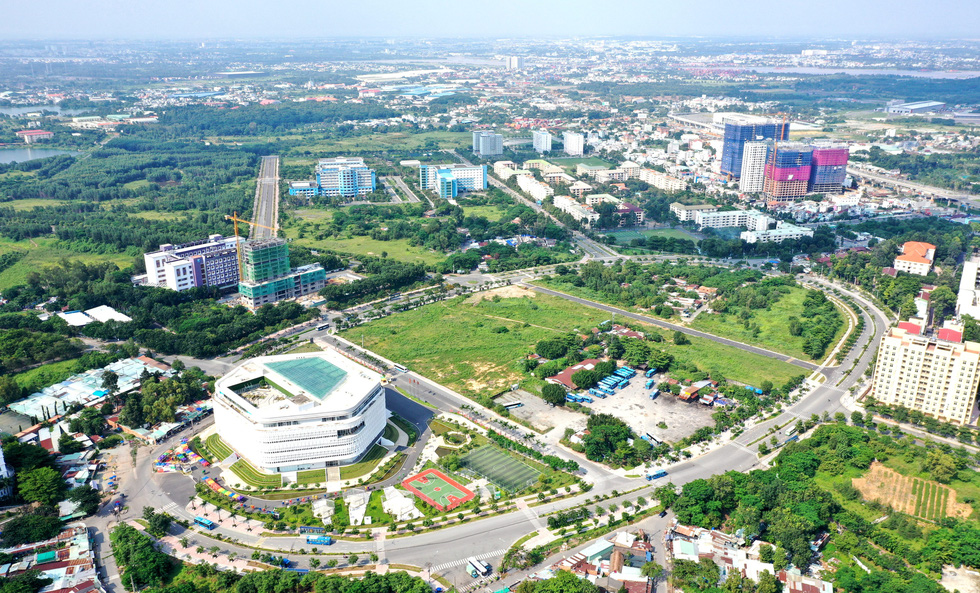 th&agrave;nh phố nh&igrave;n từ tr&ecirc;n cao c&oacute; nhiều c&ocirc;ng tr&igrave;nh x&acirc;y dựng, nh&agrave; ở cao tầng, c&acirc;y xanh