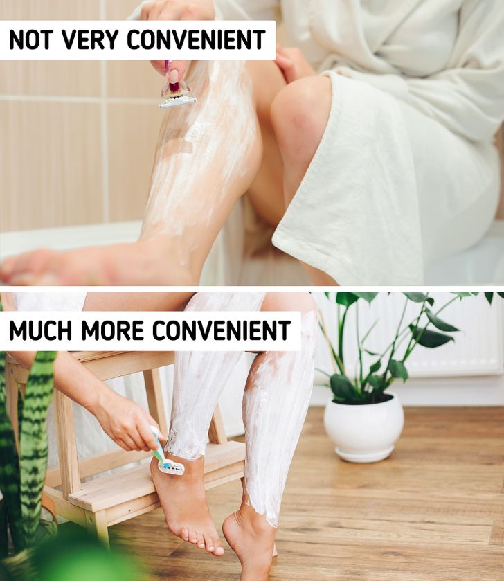 hình ảnh một người đang ngồi trên ghế gỗ phòng tắm