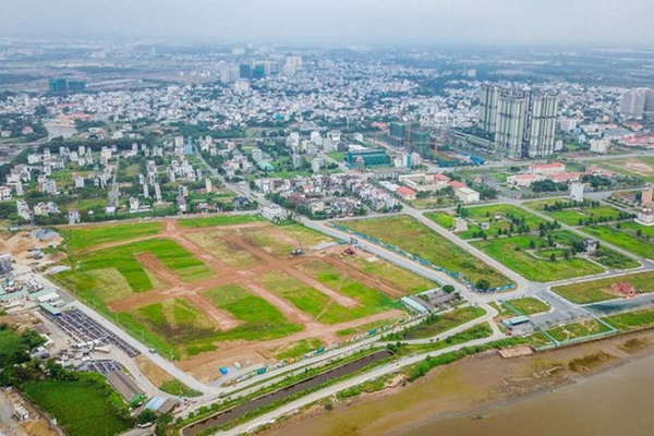 hình ảnh một khu đất trống nhìn từ trên cao, xung quanh là nhà ở thấp tầng, cây xanh, đường sá