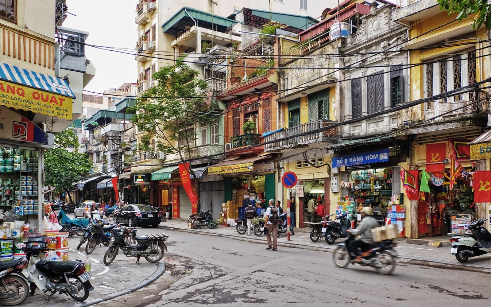 khu phố cổ Hà Nội, nhiều nhà ở và người đi lại trên đường