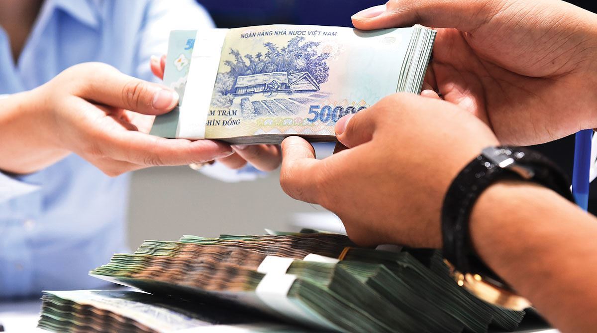 nh&acirc;n vi&ecirc;n ng&acirc;n h&agrave;ng đưa tiền cho người vay