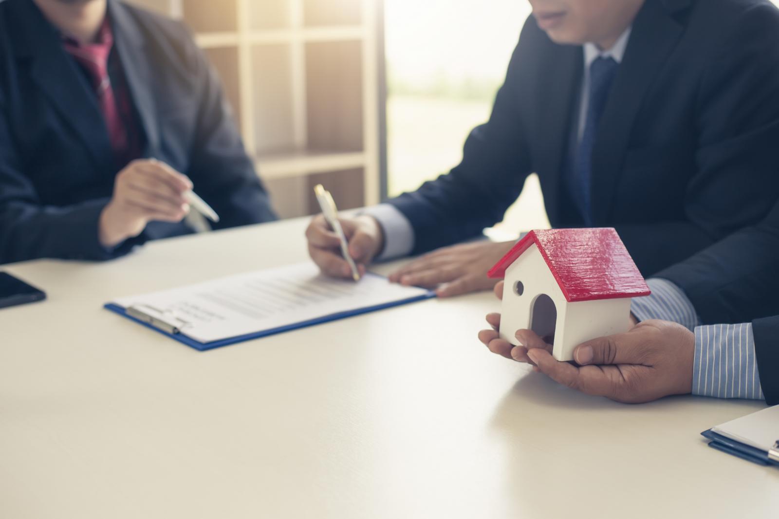 ảnh minh họa buổi k&yacute; hợp đồng mua nh&agrave;