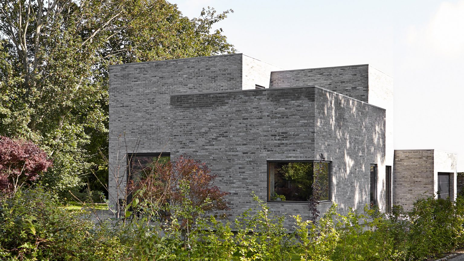 h&igrave;nh ảnh to&agrave;n cảnh mặt ngo&agrave;i ng&ocirc;i nh&agrave; b&ecirc; t&ocirc;ng 2 tầng ở Đan Mạch