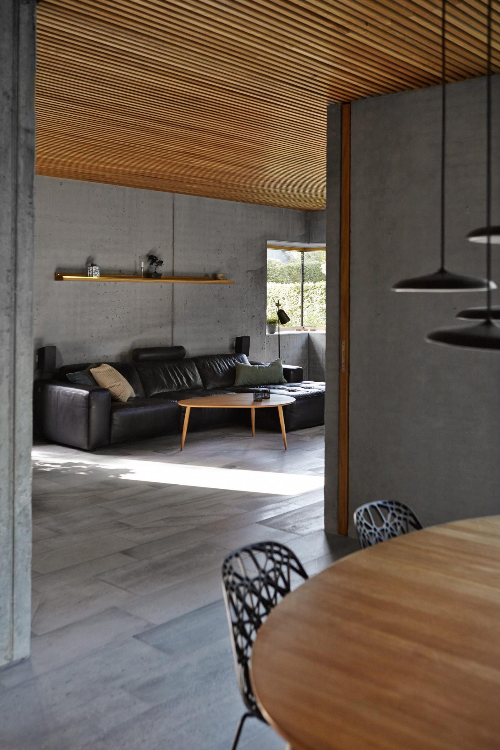 hình ảnh phòng khách nổi bật với ghế sofa da màu đen sang trọng trong nhà 2 tầng