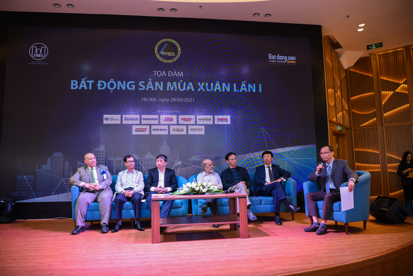 h&igrave;nh ảnh c&aacute;c chuy&ecirc;n gia tại tọa đ&agrave;m BĐS M&ugrave;a Xu&acirc;n