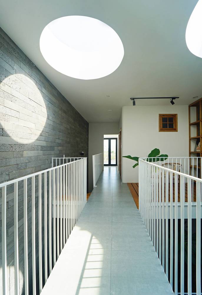 lối cầu thang ở tầng tr&ecirc;n nh&agrave; 3 tầng