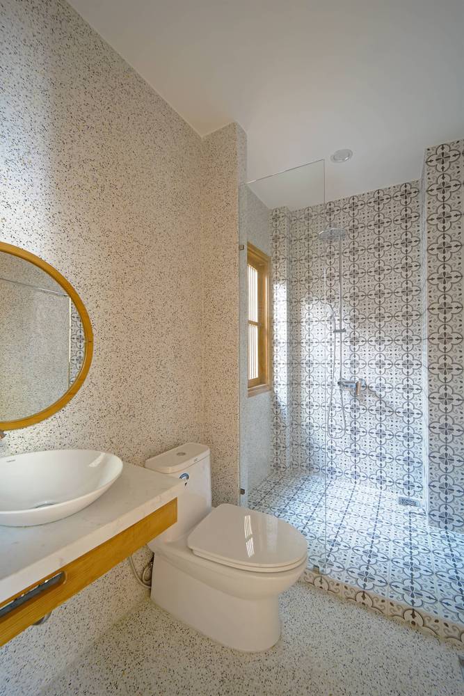 &Aacute;nh s&aacute;ng tự nhi&ecirc;n tr&agrave;n v&agrave;o cả ph&ograve;ng tắm - vệ sinh.