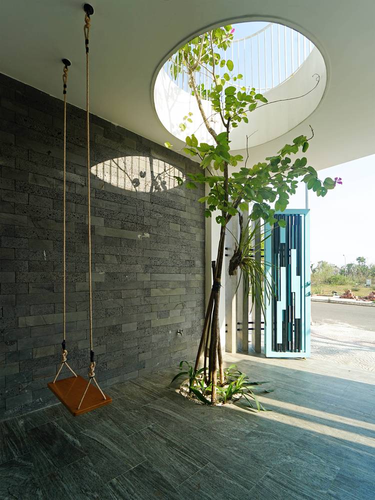 G&oacute;c thư gi&atilde;n tho&aacute;ng m&aacute;t với x&iacute;ch đu, c&acirc;y xanh ở s&acirc;n trước ng&ocirc;i nh&agrave; 3 tầng.