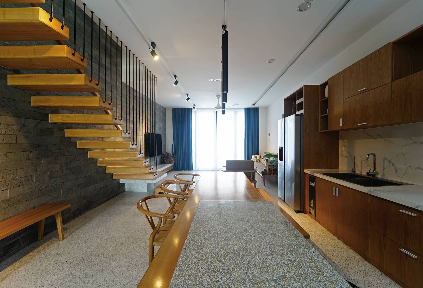 h&igrave;nh ảnh to&agrave;n cảnh ph&ograve;ng bếp, b&agrave;n ăn, cầu thang gỗ bậc hở hướng nh&igrave;n ra ph&ograve;ng kh&aacute;ch ngập tr&agrave;n &aacute;nh s&aacute;ng