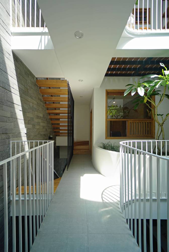 h&igrave;nh ảnh khu vực th&ocirc;ng tầng, cầu thang, c&acirc;y xanh trồng xen kẽ