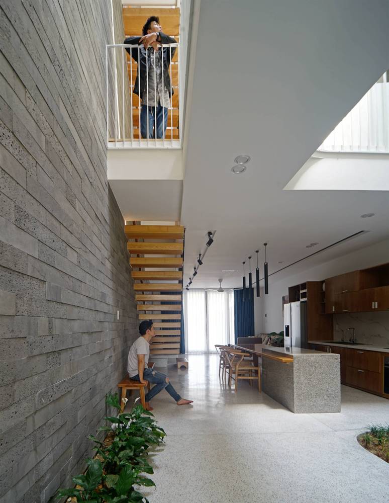  Tại khu vực th&ocirc;ng tầng, c&aacute;c th&agrave;nh vi&ecirc;n gia đ&igrave;nh đều c&oacute; thể giao lưu, kết nối với nhau.