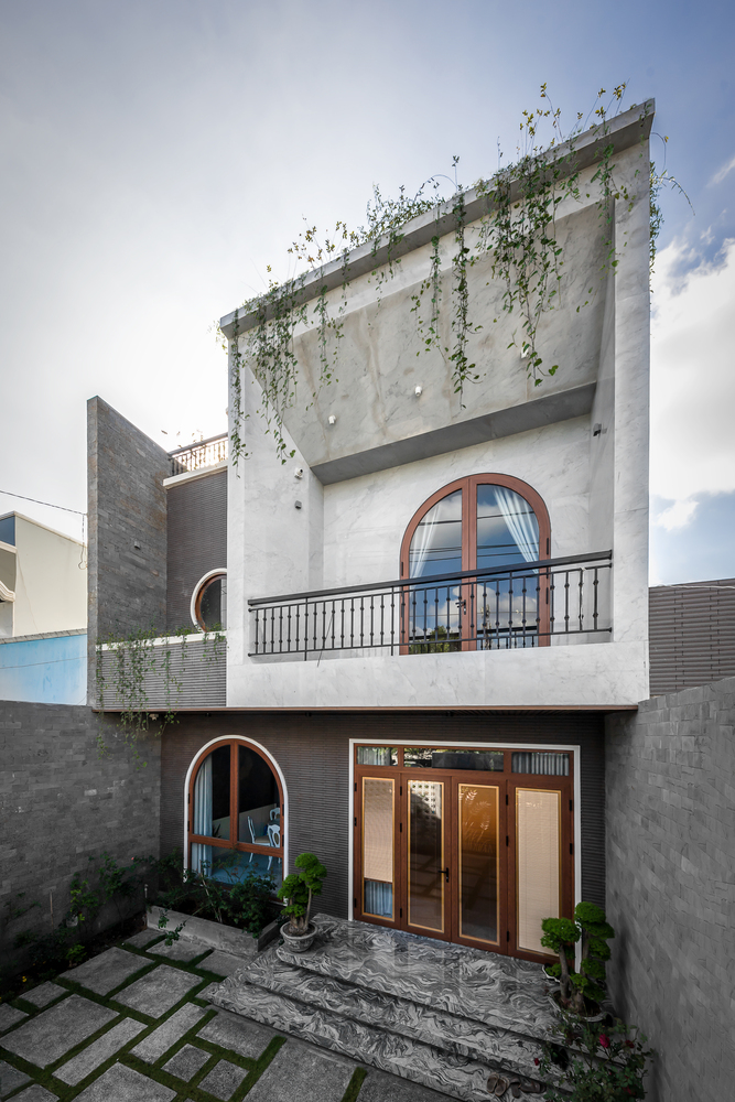 Cận cảnh mặt tiền nhà phố với sắc xám bê tông chủ đạo hình ảnh cận cảnh mặt tiền công trình với tông màu xám bê tông giản dị