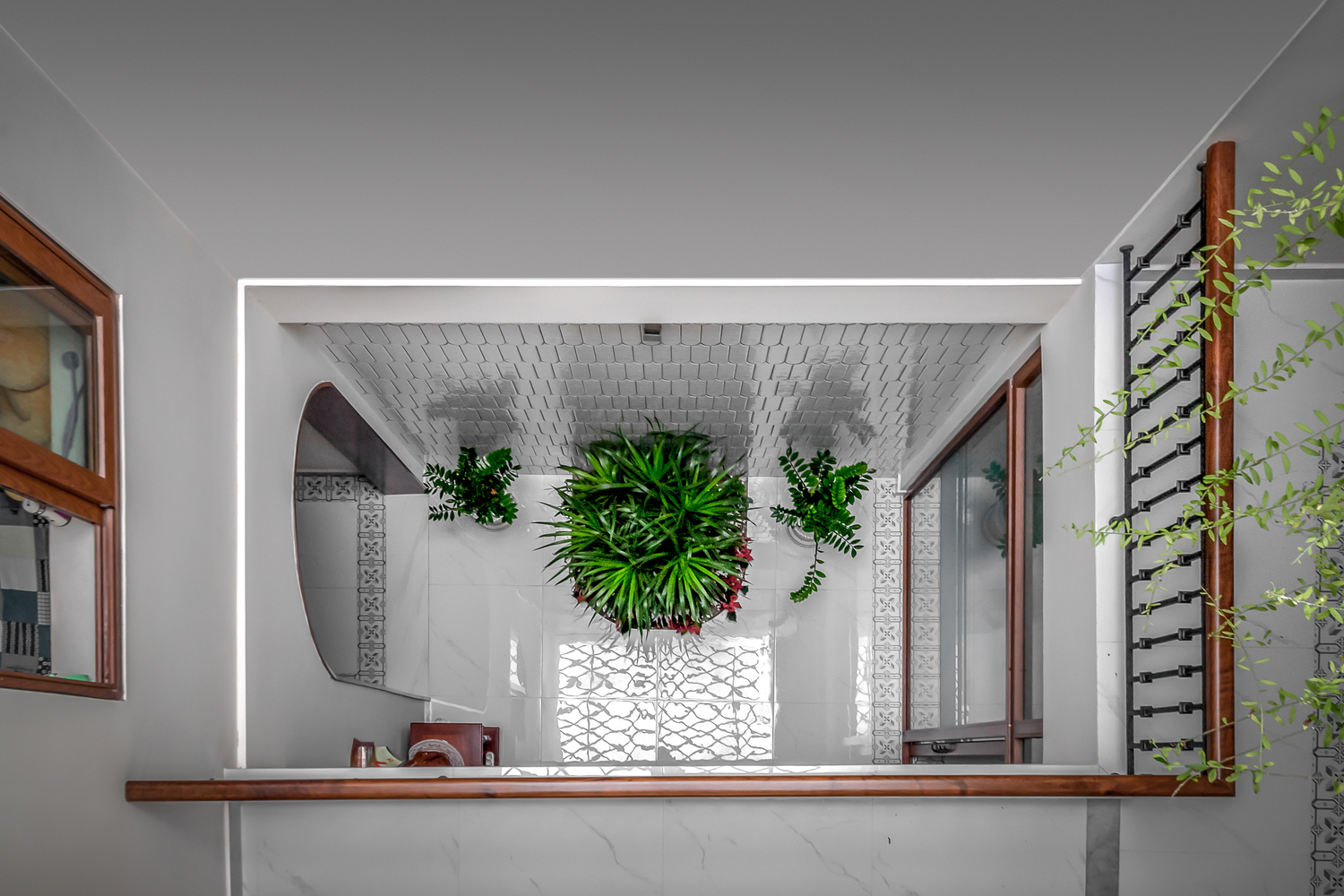 Khoảng thông tầng, giếng trời trong nhà phố hình ảnh tầng trệt nhà phố nhìn từ khoảng thông tầng, giếng trời