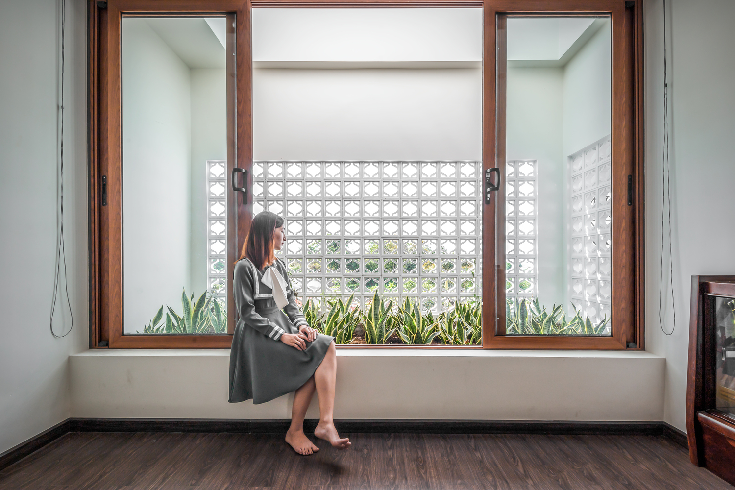 Khung cửa sổ nhà phố Sóc Trăng hình ảnh cô gái ngồi bên bậu cửa sổ nhà phố Sóc Trăng